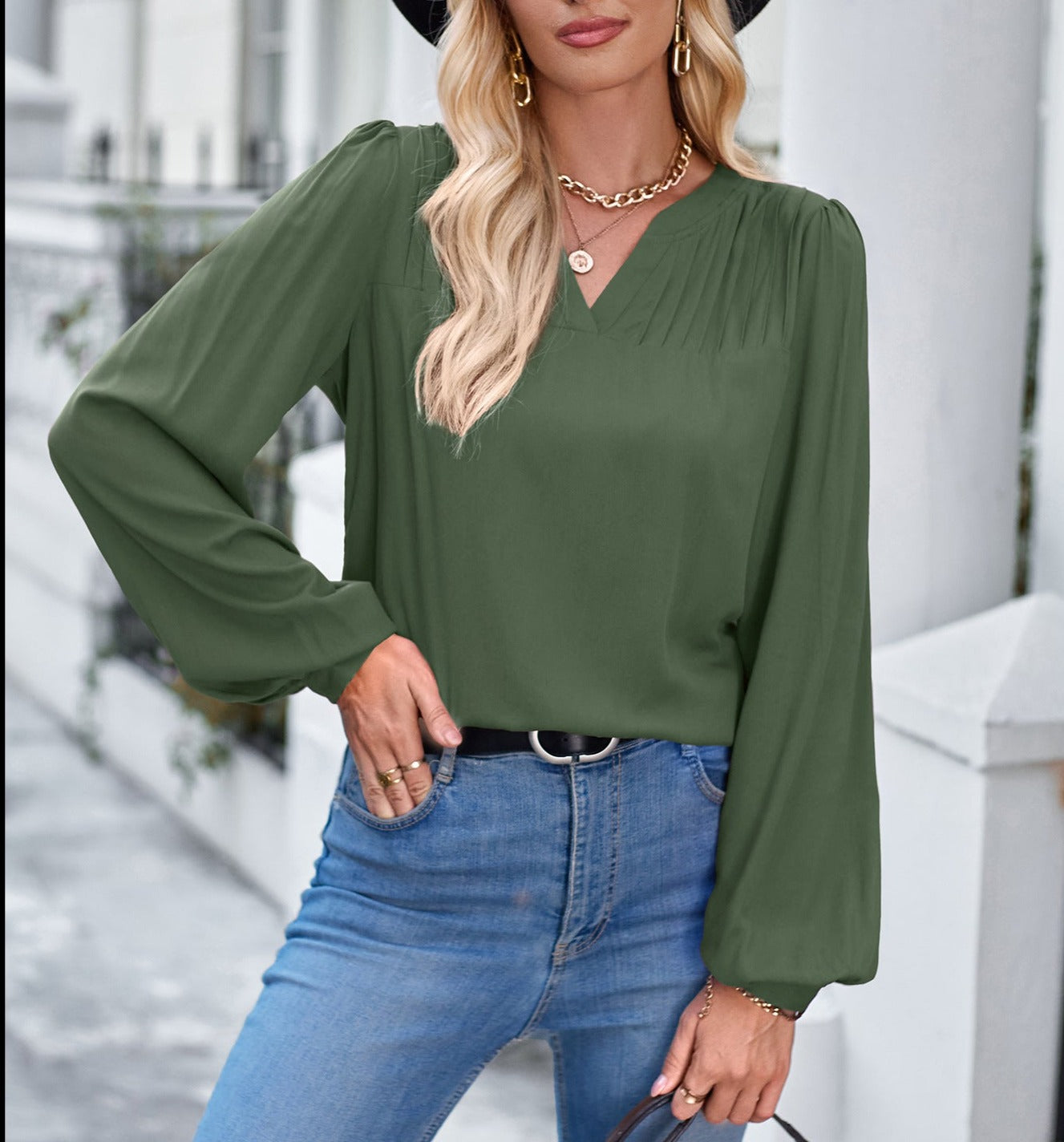 Slim-Fit Long-Sleeve Shirt with a V-neck in Leisure Style and a Solid Color