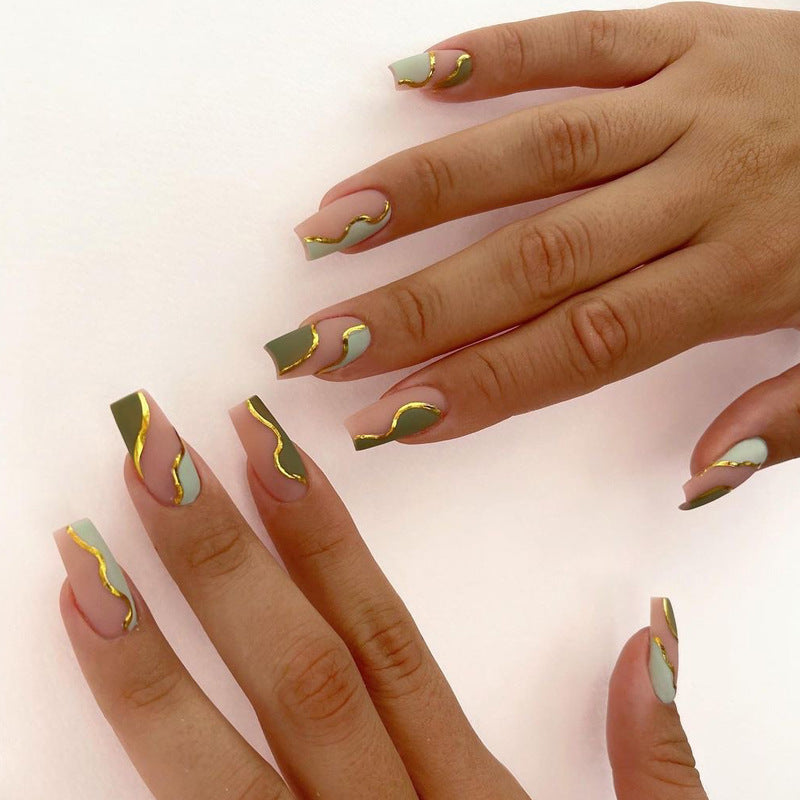 Color-Matching Fake Nails with Nail Graffiti Design