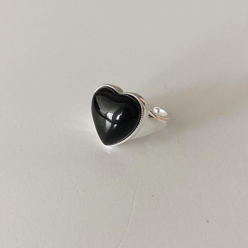 Silver Black Agate Loving Heart Women's Ring – An Elegant and Timeless Design