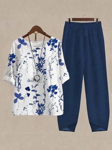 Casual Two-Piece Set with a Round Neck, Half Sleeve Top, and Digital Printing