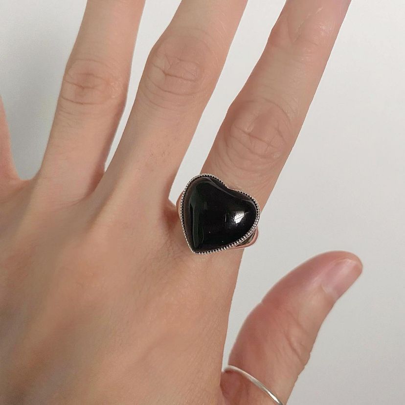 Silver Black Agate Loving Heart Women's Ring – An Elegant and Timeless Design