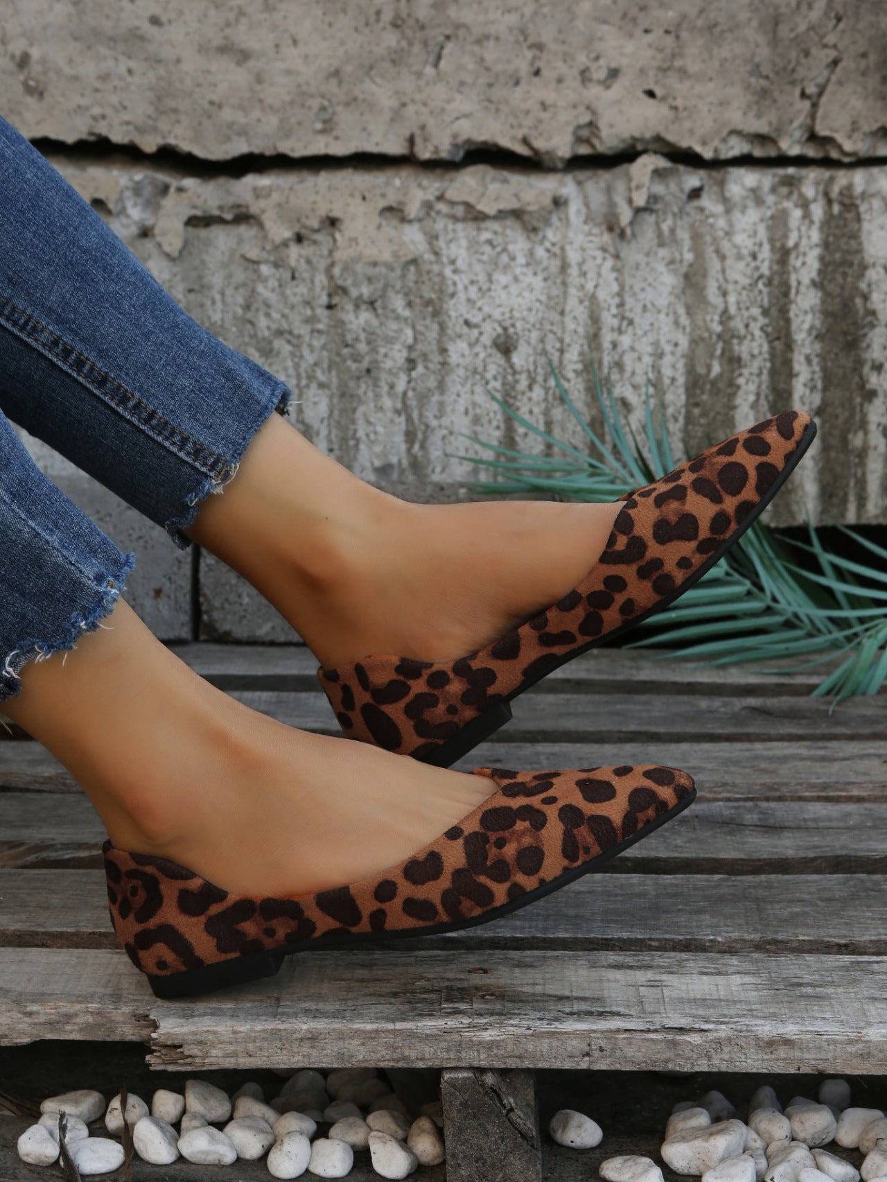 Leopard Printed Pearl Plus Size Women's Suede Flat Shoes with Low-Cut Design