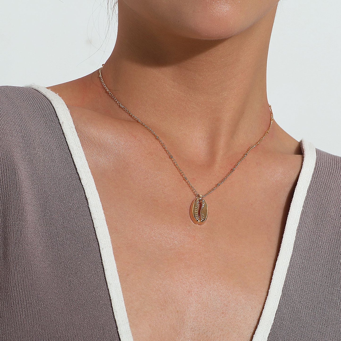 Women's Fashionable Elegant Alloy Shell Pendant Necklace