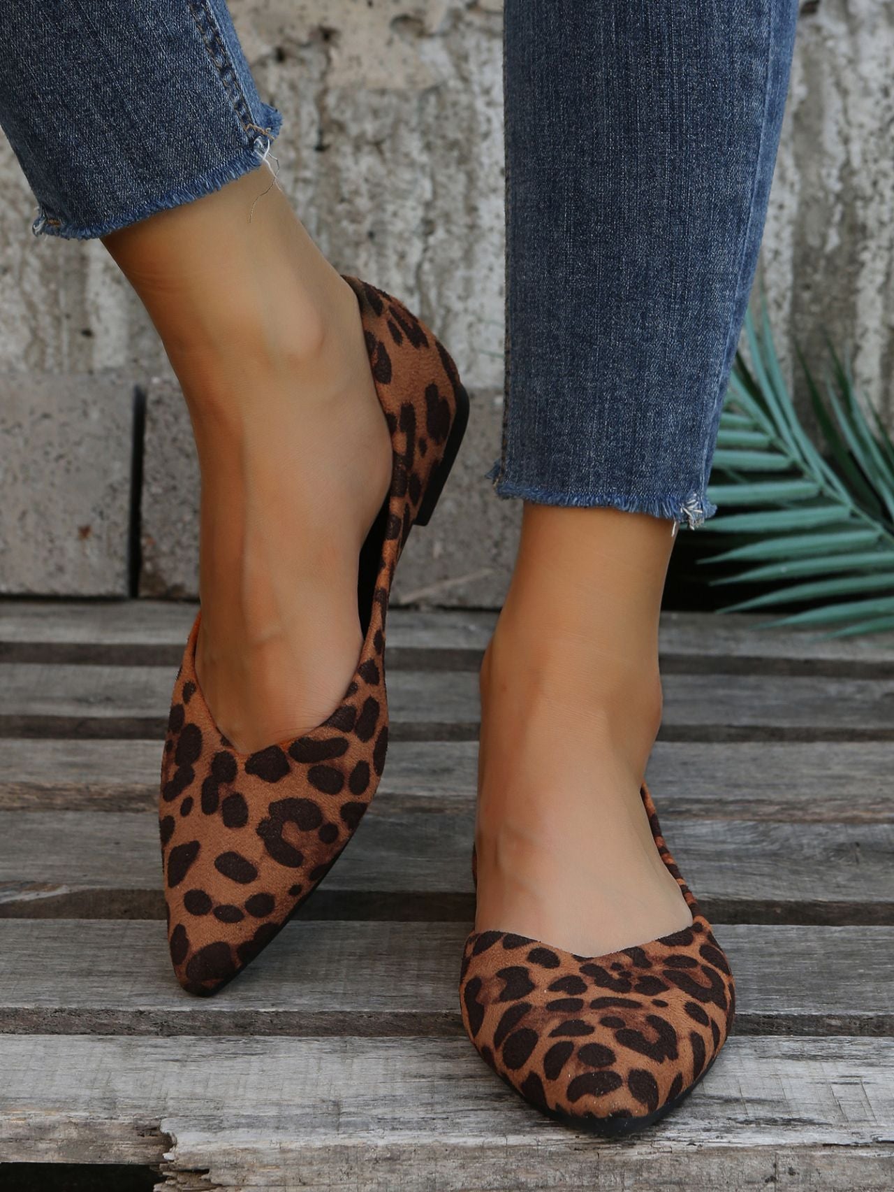 Leopard Printed Pearl Plus Size Women's Suede Flat Shoes with Low-Cut Design