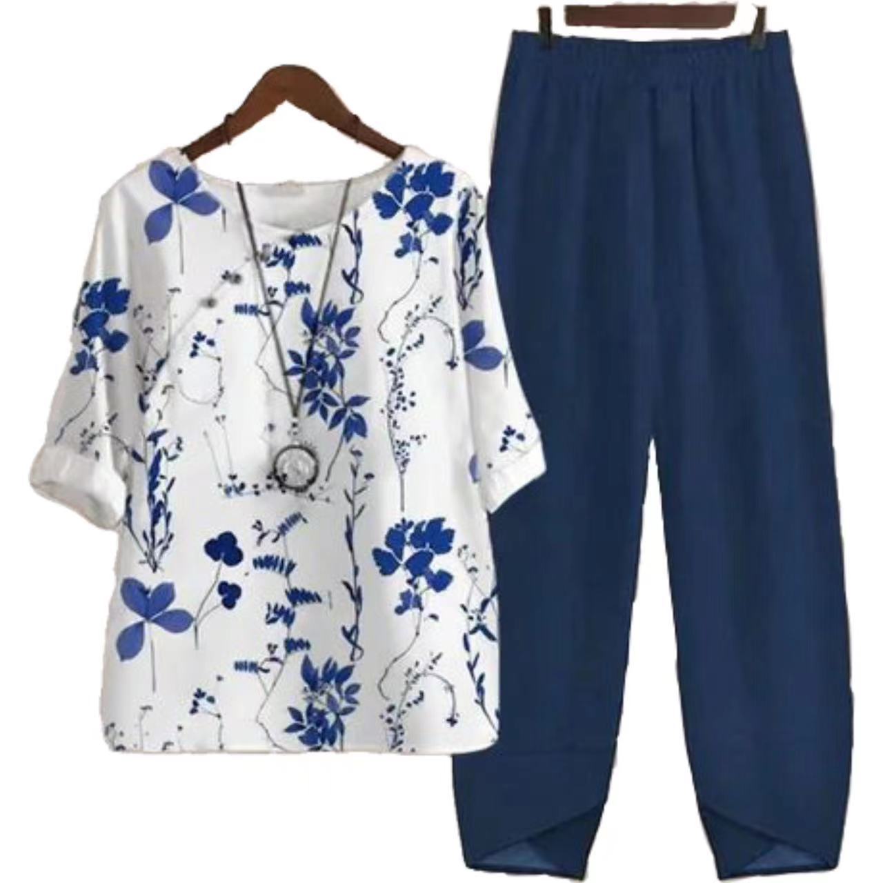 Casual Two-Piece Set with a Round Neck, Half Sleeve Top, and Digital Printing