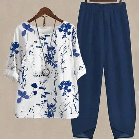 Casual Two-Piece Set with a Round Neck, Half Sleeve Top, and Digital Printing
