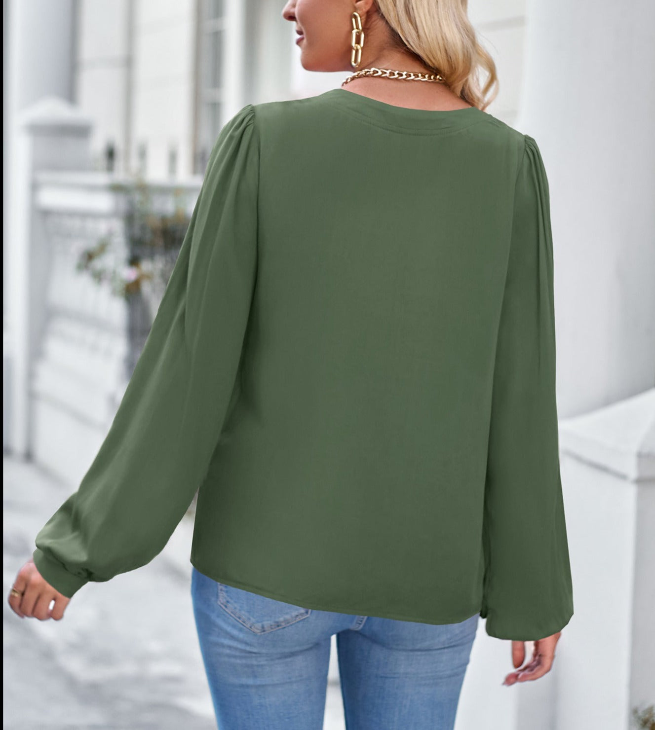Slim-Fit Long-Sleeve Shirt with a V-neck in Leisure Style and a Solid Color
