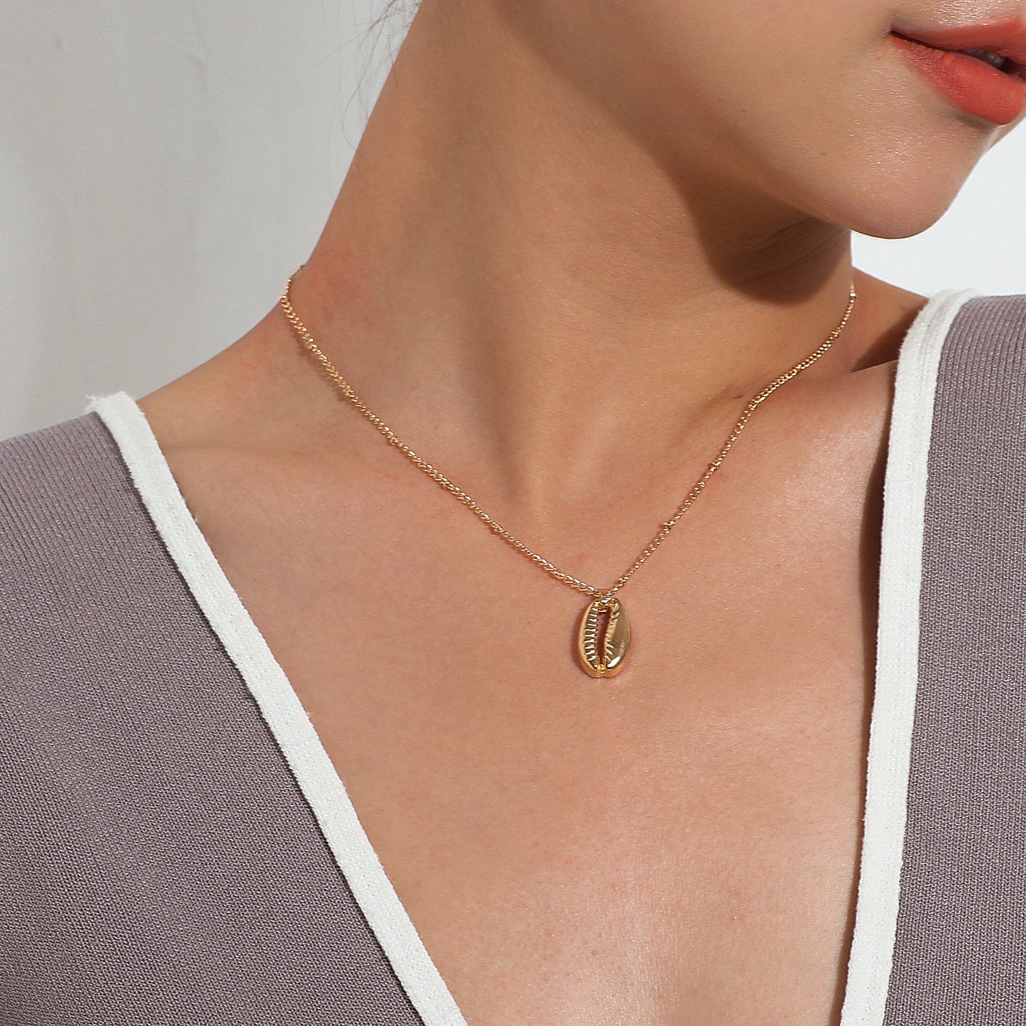 Women's Fashionable Elegant Alloy Shell Pendant Necklace