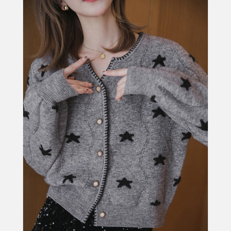 V-neck Cardigan – Gentle Outer Wear with Knitted Buttons and Soft, Plush Sweater