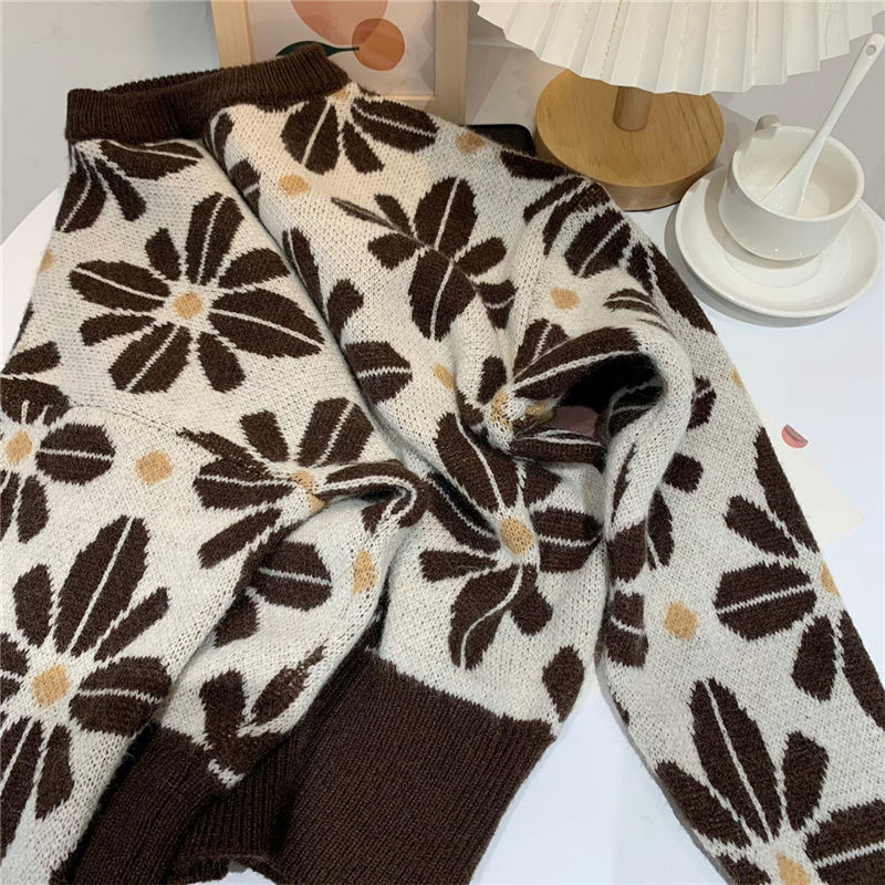 Retro Charm with a Sunflower Print Pullover Sweater featuring a Round Neck