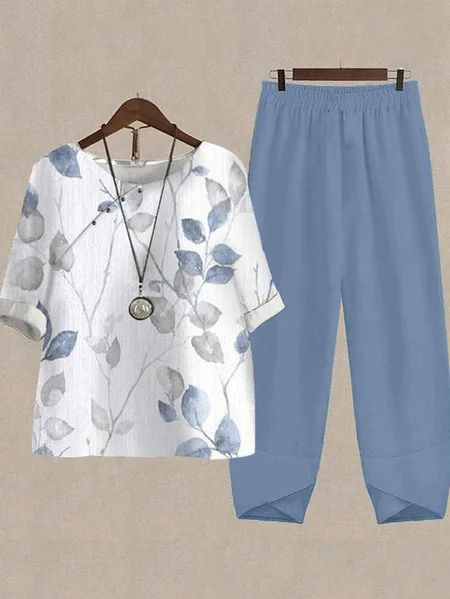 Casual Two-Piece Set with a Round Neck, Half Sleeve Top, and Digital Printing