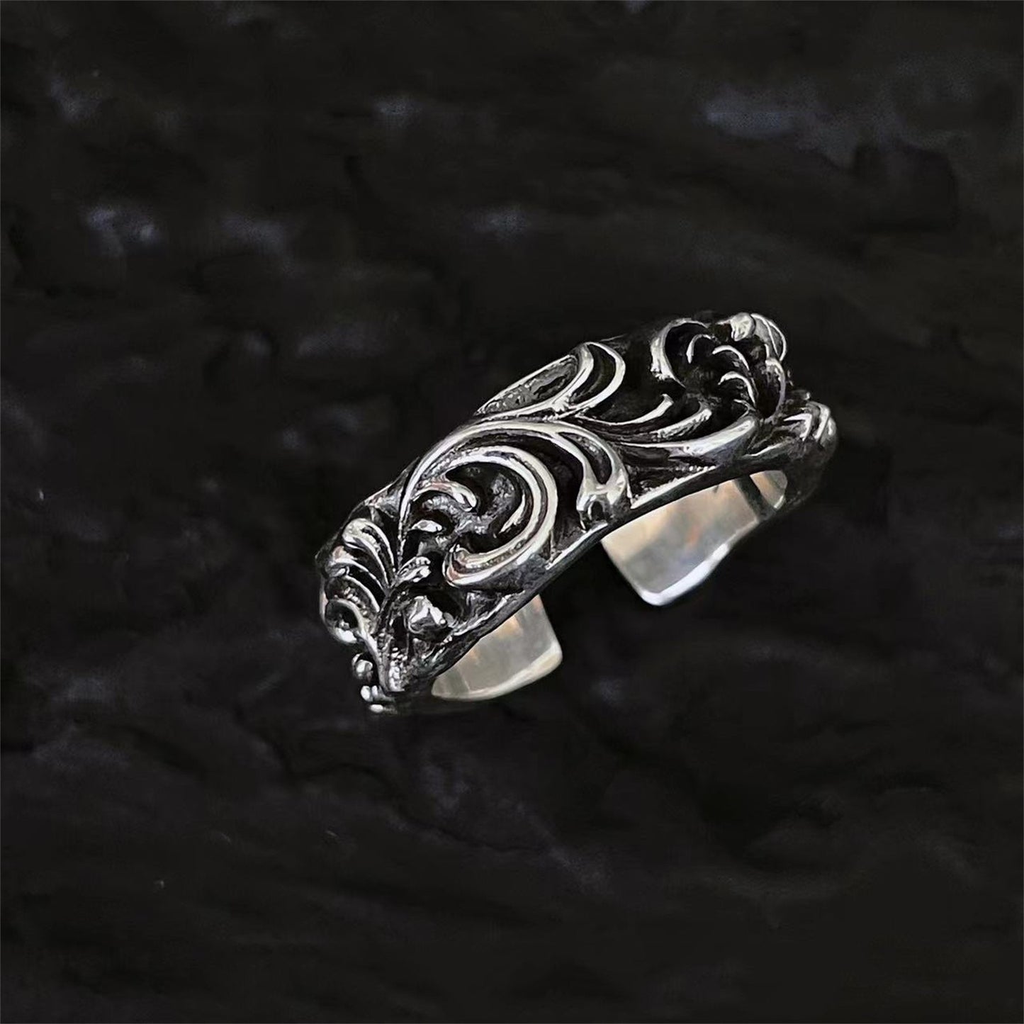 Antique Silver Ring with Embossed Brambles and Arakra Pattern