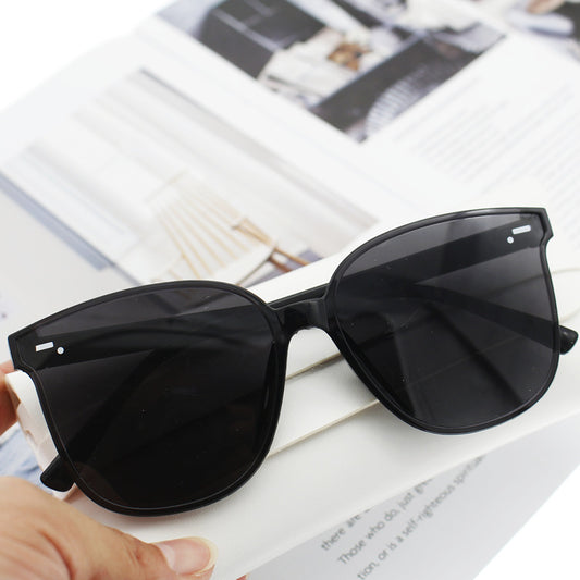 Large Framed Black Sunglasses Fashionable UV Protection
