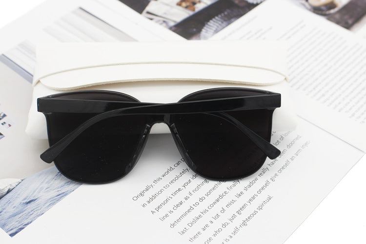 Large Framed Black Sunglasses Fashionable UV Protection