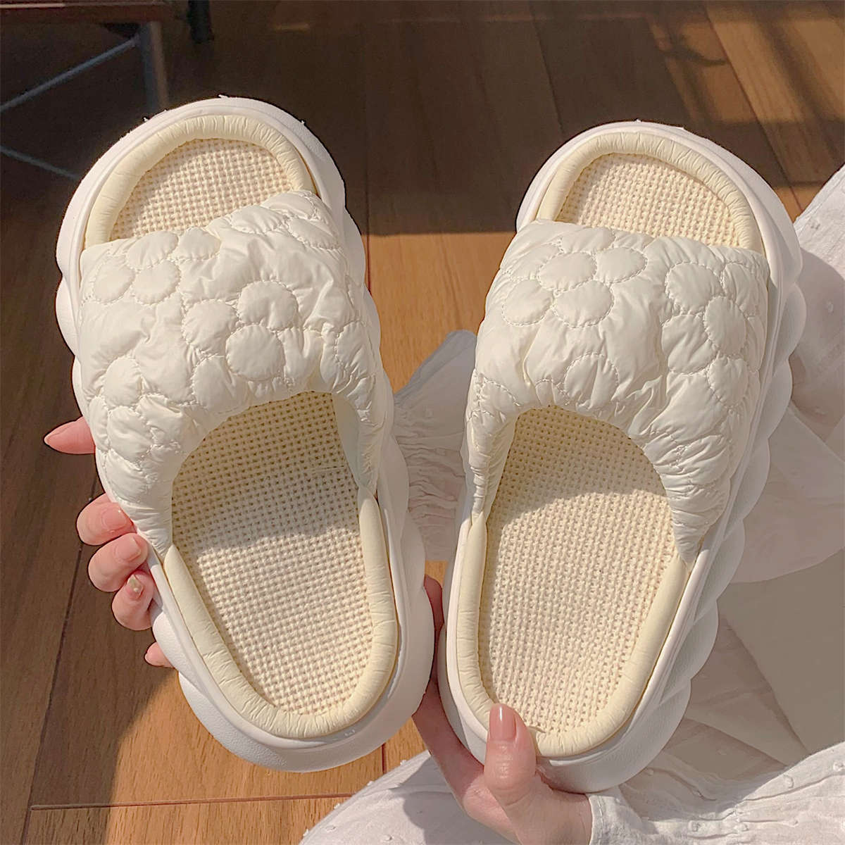 And Sweet Bubble Flower Soft Thick Bottom Linen Slippers
